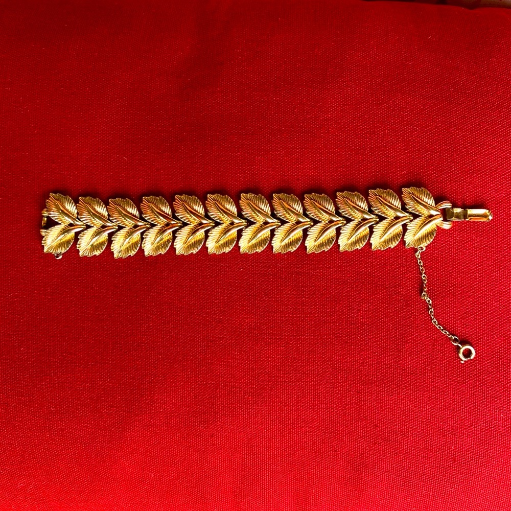 Vintage Coro gold tone leaf design Womens costume bracelet / safety chain